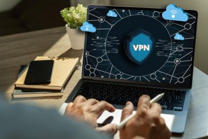 Sieć zabezpieczeń VPN z człowiekiem korzystającym z sieci prywatnej ochrony laptopa