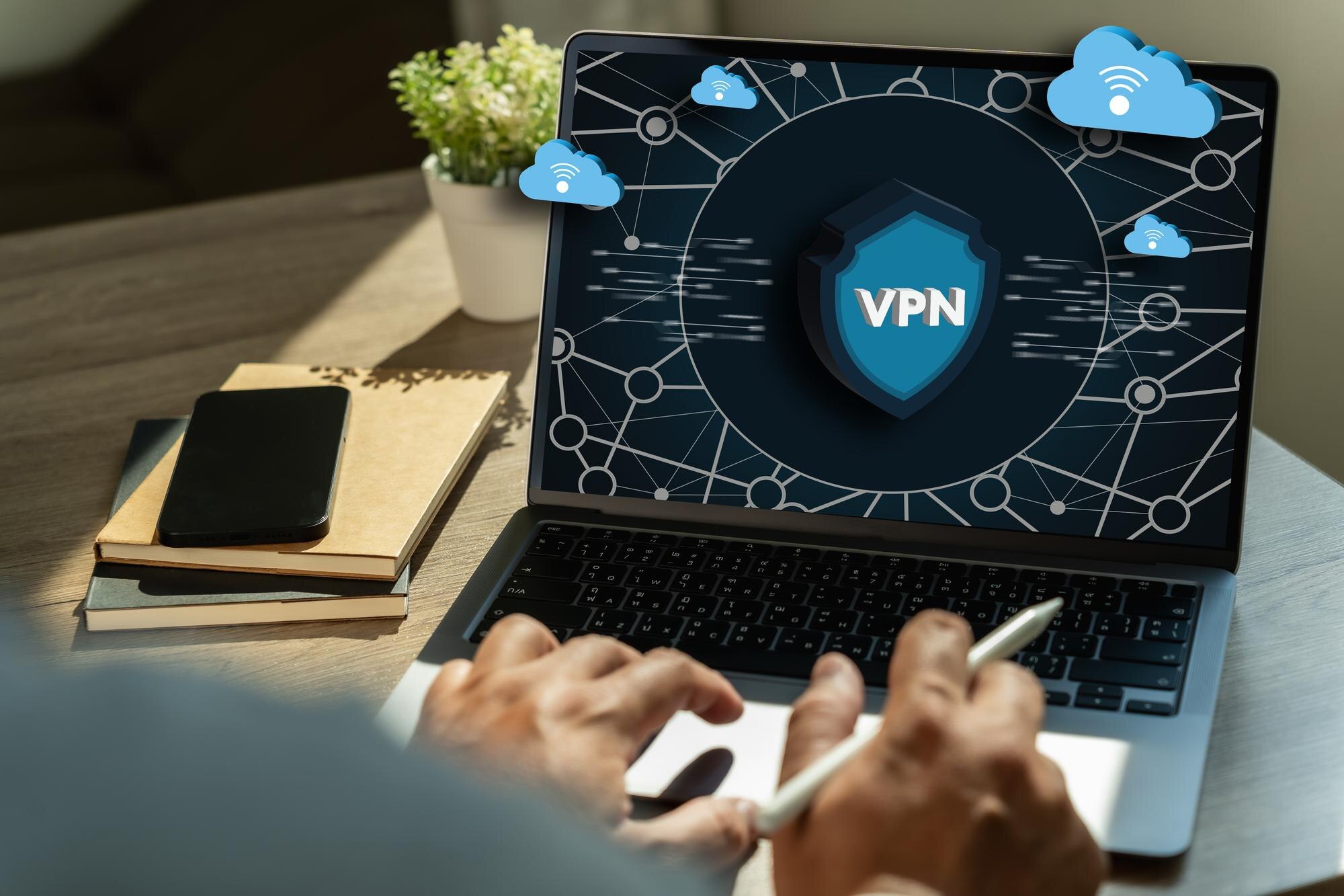 Sieć zabezpieczeń VPN z człowiekiem korzystającym z sieci prywatnej ochrony laptopa