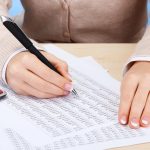 Zbliżenie rąk businesswoman pracujących w pokoju biurowym