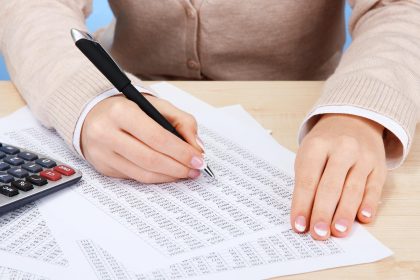 Zbliżenie rąk businesswoman pracujących w pokoju biurowym