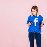 Kobieta używa telefon komórkowego wzrusza ramionami przeciw różowemu tłu