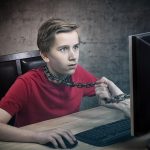 Nastolatek przykuty do swojego komputera Koncepcja uzależnienia