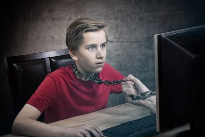 Nastolatek przykuty do swojego komputera Koncepcja uzależnienia
