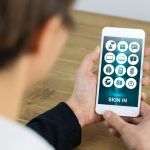 Złożony obraz bizneswoman korzystającego z telefonu przy biurku