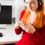 Profesjonalna piosenkarka przygotowuje się do nagrania nowej piosenki
