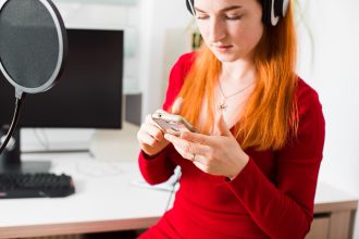 Profesjonalna piosenkarka przygotowuje się do nagrania nowej piosenki
