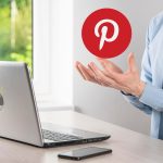 OnokUkraina Lipiec 142021Biznesmen trzyma w dłoniach klikniętą ikonę pinterestSieć społecznościowaglobalna sieć i połączenie danych z klientamisieć międzynarodowa