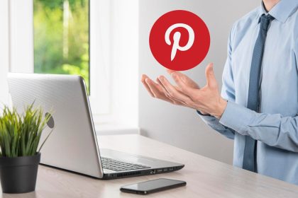 OnokUkraina Lipiec 142021Biznesmen trzyma w dłoniach klikniętą ikonę pinterestSieć społecznościowaglobalna sieć i połączenie danych z klientamisieć międzynarodowa