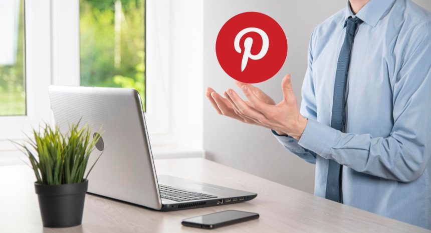 OnokUkraina Lipiec 142021Biznesmen trzyma w dłoniach klikniętą ikonę pinterestSieć społecznościowaglobalna sieć i połączenie danych z klientamisieć międzynarodowa
