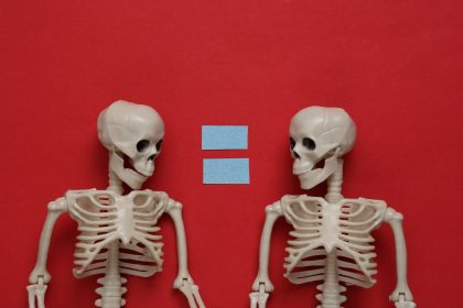 Równość Dwa szkielety ze znakiem równości na czerwonym tle