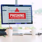 Oprogramowanie bezpieczeństwa cybernetycznego wyświetla ostrzeżenie przed atakiem cybernetycznym w celu zapewnienia bezpiecznej ochrony