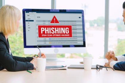Oprogramowanie bezpieczeństwa cybernetycznego wyświetla ostrzeżenie przed atakiem cybernetycznym w celu zapewnienia bezpiecznej ochrony
