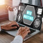 Koncepcja hostingu internetowego Człowiek korzystający z komputera i naciska palcem na wirtualny ekran inskrypcja Hosting na biurku Biznes Internet Koncepcja technologiczna i sieciowa