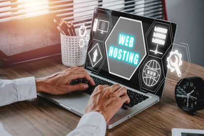 Koncepcja hostingu internetowego Człowiek korzystający z komputera i naciska palcem na wirtualny ekran inskrypcja Hosting na biurku Biznes Internet Koncepcja technologiczna i sieciowa