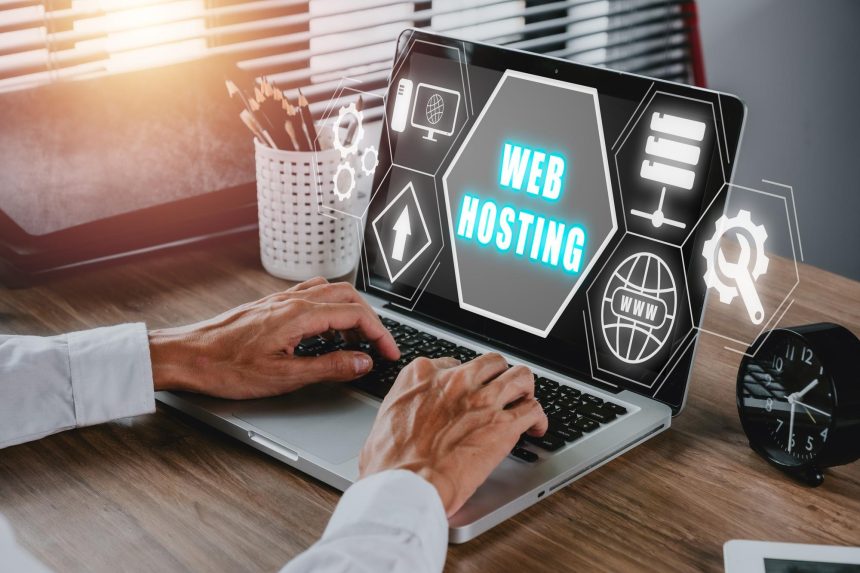 Koncepcja hostingu internetowego Człowiek korzystający z komputera i naciska palcem na wirtualny ekran inskrypcja Hosting na biurku Biznes Internet Koncepcja technologiczna i sieciowa