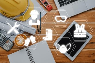Koncepcja bezpieczeństwa pracy Najwyższy widok biura inżyniera z ikoną bezpieczeństwa pracy na ekranie VR Pierwsze bezpieczne zasady Ochrona zdrowia bezpieczeństwo osobiste ludzi w pracy