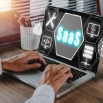 Oprogramowanie SaaS jako usługa Przedsiębiorca pracujący na laptopie do synchronizacji na serwerze hosta SaaS do pracy nad systemem dla technologii i koncepcji biznesowej