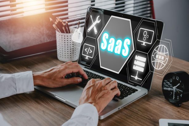 Oprogramowanie SaaS jako usługa Przedsiębiorca pracujący na laptopie do synchronizacji na serwerze hosta SaaS do pracy nad systemem dla technologii i koncepcji biznesowej