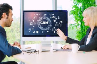 System zarządzania relacjami z klientami na modnym komputerze dla biznesu CRM