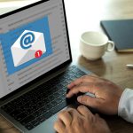 Pracujący biznesmen Komunikacja pocztowa Wiadomość połączenia do wysyłki wiadomości spam e-mail ostrzeżenie wyskakujące
