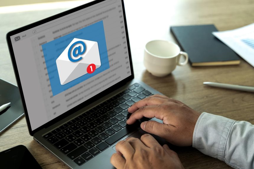 Pracujący biznesmen Komunikacja pocztowa Wiadomość połączenia do wysyłki wiadomości spam e-mail ostrzeżenie wyskakujące