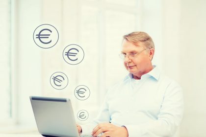 koncepcja technologii, starości i stylu życia - stary człowiek w okularach pracujący z laptopem w domu