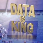 Złote dane tekstowe są królem na płytce drukowanej do renderowania 3d koncepcji biznesowej lub technologicznej