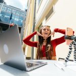 Blogerka w letniej kawiarni strumieniowej na ulicy