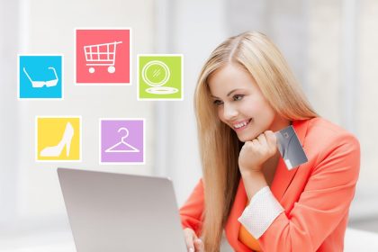 koncepcja zakupy online, sprzedaż i ludzie - szczęśliwa kobieta z laptopem i kartą kredytową w biurze