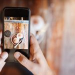 Ręce osoby i smartfona do fotografowania kawy na stole w kawiarni dla projektu artystycznego lub w mediach społecznościowych Influencer jedzenie i ekran z kubkiem w restauracji na obiad lub przerwę z aplikacją mobilną