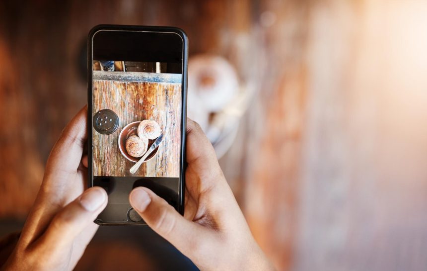 Ręce osoby i smartfona do fotografowania kawy na stole w kawiarni dla projektu artystycznego lub w mediach społecznościowych Influencer jedzenie i ekran z kubkiem w restauracji na obiad lub przerwę z aplikacją mobilną