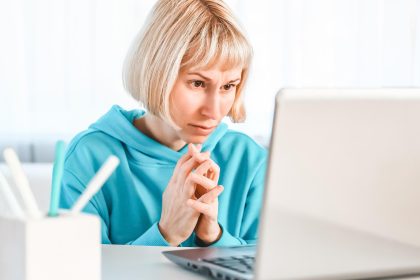 Kobieta biznesu słucha wykładu edukacyjnego na komputerze, oglądając webinarium, studiując na kursach online, pisząc notatki w koncepcji e-learningowej zeszytu papierowego