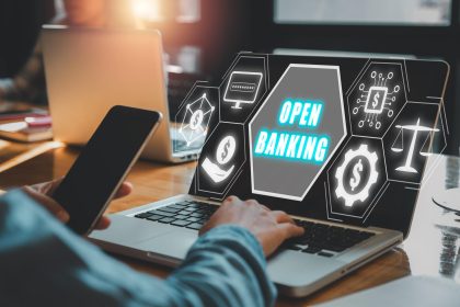 Koncepcja otwartego bankowości Kobieta biznesowa pracująca na komputerze przenośnym z ikoną otwartego banku na wirtualnym ekranie