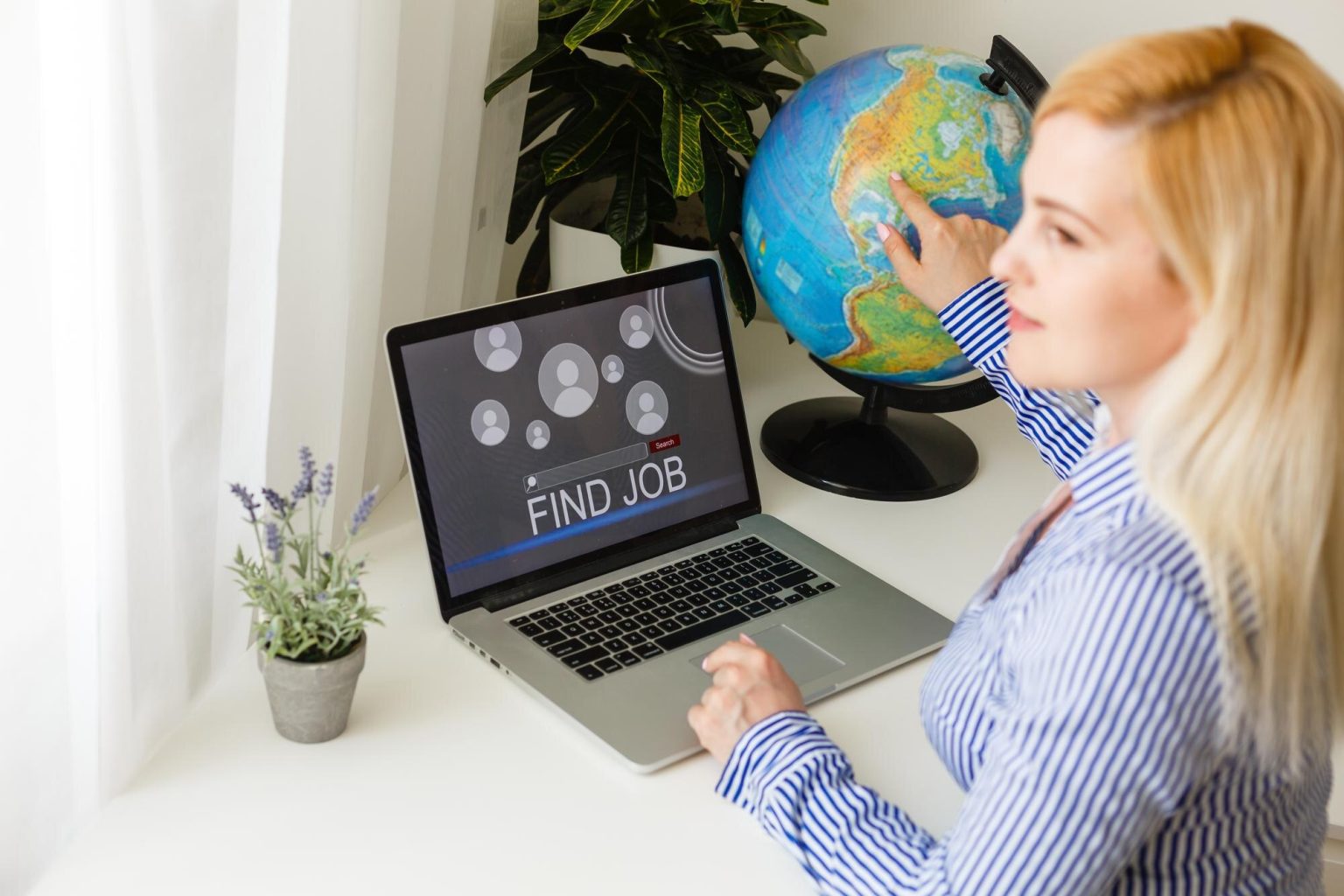 Bezrobotna młoda kobieta szukająca pracy online