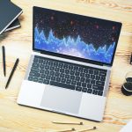 Monitor komputerowy z abstrakcyjną twórczą analityką danych analitycznych w arkuszu kalkulacyjnym koncepcja analizy i analizy Renderowanie 3D