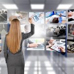 koncepcja technologii, internetu, telewizji i wiadomości - ręce człowieka z wirtualnymi ekranami