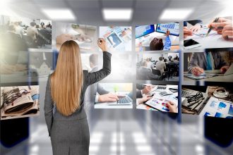koncepcja technologii, internetu, telewizji i wiadomości - ręce człowieka z wirtualnymi ekranami
