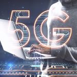 Zbliżenie na ręce hakera za pomocą laptopa z kreatywnym hologramem 5G na rozmytym tle Szybki internet i koncepcja komunikacji technologicznej Podwójna ekspozycja