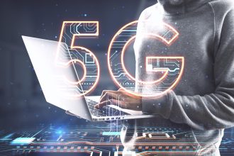 Zbliżenie na ręce hakera za pomocą laptopa z kreatywnym hologramem 5G na rozmytym tle Szybki internet i koncepcja komunikacji technologicznej Podwójna ekspozycja