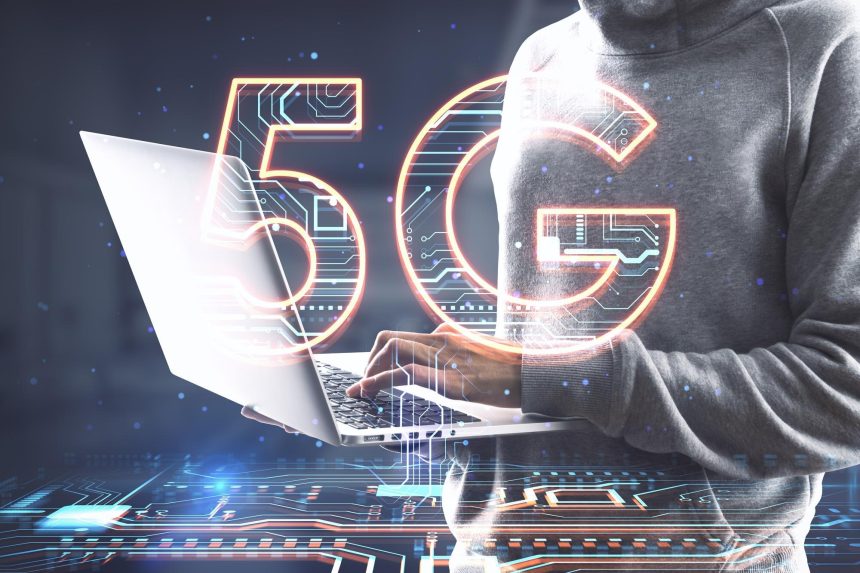 Zbliżenie na ręce hakera za pomocą laptopa z kreatywnym hologramem 5G na rozmytym tle Szybki internet i koncepcja komunikacji technologicznej Podwójna ekspozycja