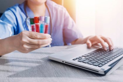 Lekarz medycyny lub farmaceuta używa tabletu lub telefonu komórkowegoOpieka zdrowotna i koncepcja opieki medycznej lub ubezpieczenia zdrowotnego