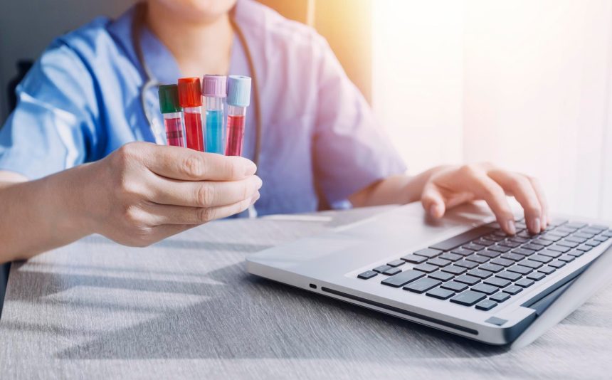 Lekarz medycyny lub farmaceuta używa tabletu lub telefonu komórkowegoOpieka zdrowotna i koncepcja opieki medycznej lub ubezpieczenia zdrowotnego