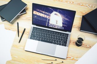 Monitor komputerowy z kreatywną ilustracją blokady światła i koncepcją cyberbezpieczeństwa mikroukładu Renderowanie 3D