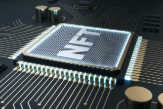 Kreatywny błyszczący chip nft na szarym tle Niezamienny token i koncepcja sprzętu Renderowanie 3D