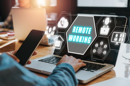 Praca zdalna i praca z dowolnego miejsca koncepcja Kobieta biznesowa pracująca na laptopie z ikoną zdalnej pracy na wirtualnym ekranie