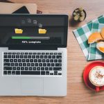 Koncepcja przeniesienia systemów przesyłania plików i danych Najwyższy widok laptopa czekającego na przeniesienie plików z ikoną paska ładowania na wirtualnym ekranie