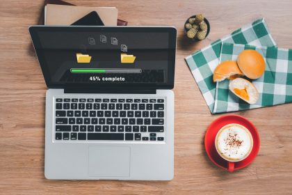 Koncepcja przeniesienia systemów przesyłania plików i danych Najwyższy widok laptopa czekającego na przeniesienie plików z ikoną paska ładowania na wirtualnym ekranie