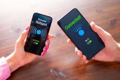 Dwie osoby dzielące się Internetem między swoimi telefonami za pomocą funkcji osobistego hotspotu