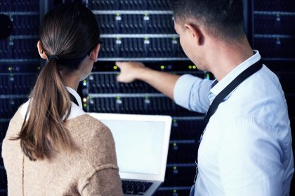 Zespół centrum danych i ludzi z inżyniera komputera przenośnego i przestrzeni makiety do współpracy jako sieć Technik z powrotem i sprzętu w serwerze do utrzymania aktualizacji systemu i bezpieczeństwa