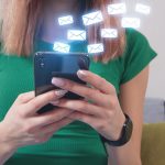 Kobieta wysyłająca e-mail przez smartfon